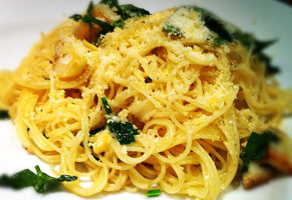 Spaghetti with garlic and olive oil